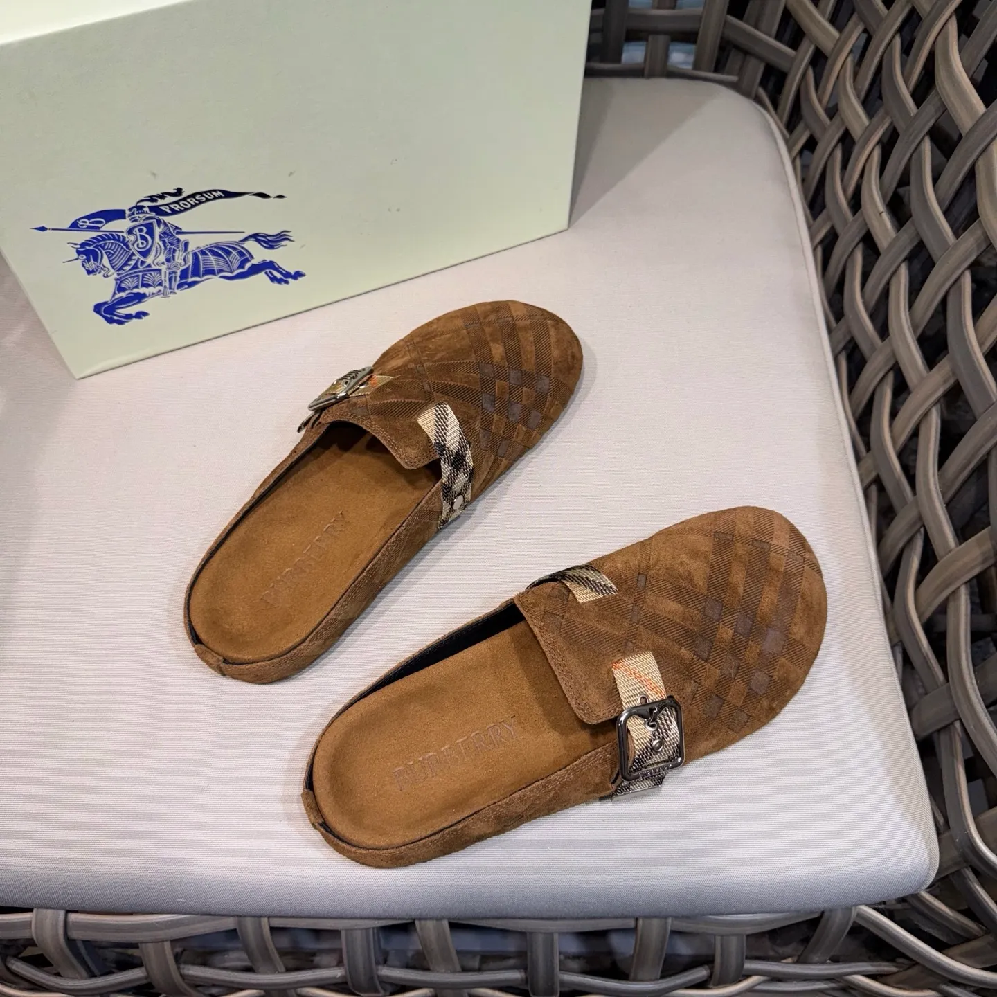 Men's Men's Shoes 💰360 [New Style] 🐝🐝Burberry New Burberry - Men's Checked Leather Urchin Half-Flop Sandal Made of soft suede cowhide and calfskin, these half-flop sandals feature an adjustable B-shaped buckle strap and are decorated with the signature sand-colored Burberry check in jacquard worsted. The upper wraps around the midsole and is paired with a sole made of the same upper material with an embossed logo on the heel and a wavy rubber outsole embellished with the Burberry lettering. Fashionable and casual! Comes with full set of original packaging dust bag! Code number: 39-40-41-42-43-44 standard code (38/45 can be customized and returns and exchanges are not supported)